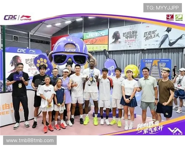 巴特勒武汉跨界挑战匹克球 运动天赋惊艳全场 巴特勒武汉跨界挑战匹克球 运动天赋惊艳全场